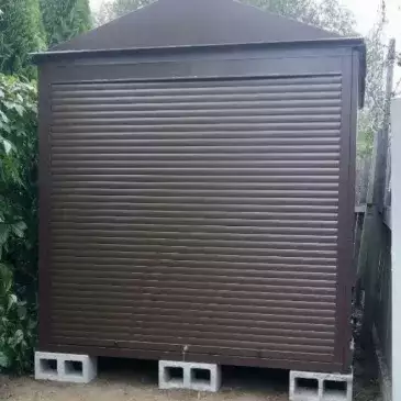 Хозблок для хранения в расцветке "под дерево" с рольставнями в пос. Первомайское, г. Москва