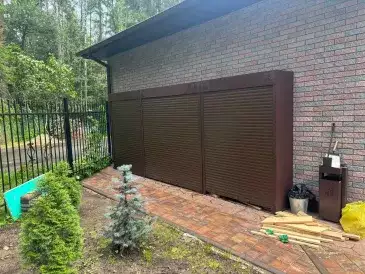 Роллетный шкаф для хозяйственных принадлежностей в шоколадном цвете в дер. Власово, Раменский г.о., МО