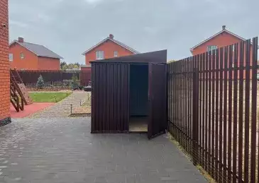 Хозблок для хозяйственных принадлежностей в шоколадном цвете в дер. Бутырки, с.п. Гребцево, Калужская обл.