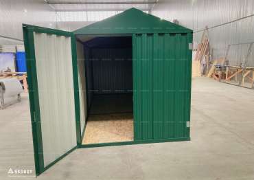 Блок-контейнер SKOGGY из профлиста с двускатной крышей для хранения инвентаря в г. Истра