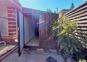 Блок-контейнер СКОГГИ с двускатной крышей для хранения инструментов в д. Владычино