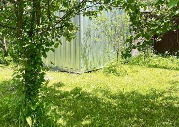 Блок-контейнер SKOGGY железный с двускатной крышей для инструментов в д. Панино