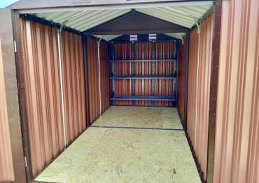 Контейнер СКОГГИ внутри для садовой техники в СНТ Князево