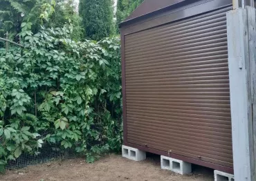 Вместительный хозблок для хранения в расцветке "под дерево" с рольставнями для заказчика в пос. Первомайское, г. Москва