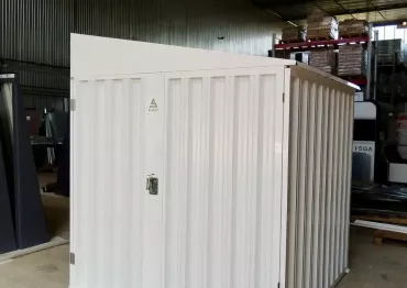 Белый хозблок для хранения вещей в с. Страхово, Тульская область