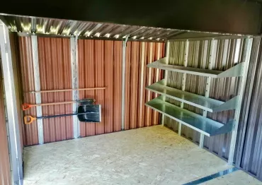 Вместительный коричневый хозблок для хранения садового инвентаря в СНТ Сказочный, г.о. Серпухов, МО