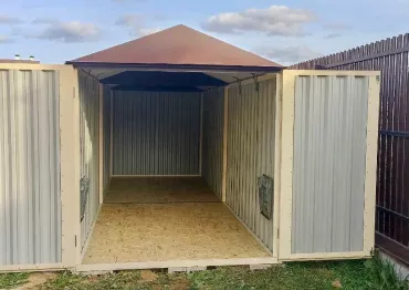 Хозблок для хранения садовой техники и инвентаря в коричневом и кремовом цветах в дер. Троице-Сельцо, г. Мытищи, МО