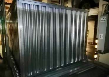 Вместительный контейнер в цинковом цвете для хранения вещей для заказчика в Клаус паркинг