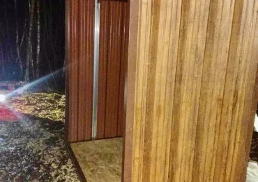 Современная дровница в расцветке "Наив Марун" в дер. Погребищи, Судогодский р-н, Владимирская область