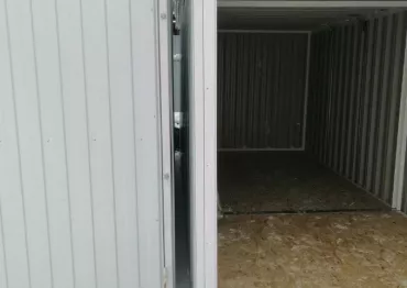 Прекрасный хозблок с рольставнями в белоснежном цвете установлен в деревне Бисерово, сельском поселении Кузнецкое, Раменском районе, Московской области.