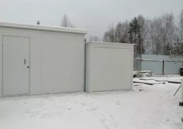 Хозблок с рольставнями в белоснежном цвете установлен на деревенском участке в Бисерово, Кузнецком районе, Московской области.