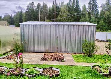 Стильный автомобильный гараж в блестящем цинковом цвете в дер. Бурмакино