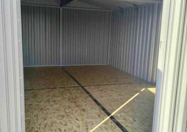 Компактный хозблок для хранения строительных материалов в светло-сером цвете в дер. Новинское