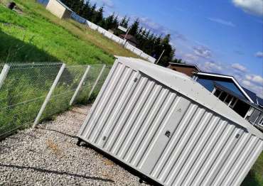 Современный хозблок для хранения строительных материалов в светло-сером цвете в дер. Новинское