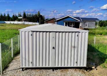 Просторный хозблок для хранения строительных материалов в светло-сером цвете в дер. Новинское