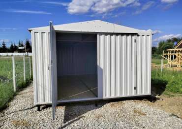 Надежный хозблок для хранения строительных материалов в светло-сером цвете в дер. Новинское