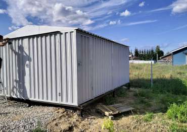 Эстетичный хозблок для хранения строительных материалов в светло-сером цвете в дер. Новинское