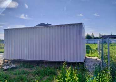 Вместительный хозблок для хранения строительных материалов в светло-сером цвете в дер. Новинское