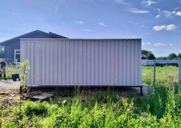 Практичный хозблок для хранения строительных материалов в светло-сером цвете в дер. Новинское