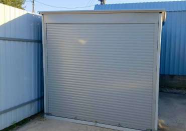 Прочный хозблок для хранения мотоцикла в светло-сером цвете в дер. Марино, г.о. Клин, МО