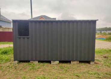 Современный хозблок для хранения в графитовом цвете в едином стиле с домом в КП Цветочный 2, Краснопахорское поселение, МО 