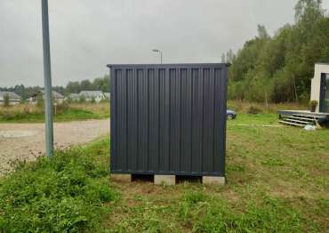 Стильный хозблок для хранения в графитовом цвете в едином стиле с домом в КП Цветочный 2, Краснопахорское поселение, МО 