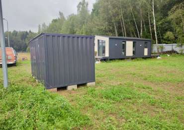 Компактный хозблок для хранения в графитовом цвете в едином стиле с домом в КП Цветочный 2, Краснопахорское поселение, МО 