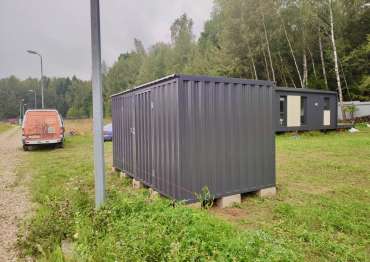 Надежный хозблок для хранения в графитовом цвете в едином стиле с домом в КП Цветочный 2, Краснопахорское поселение, МО 