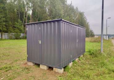Многофункциональный хозблок для хранения в графитовом цвете в едином стиле с домом в КП Цветочный 2, Краснопахорское поселение, МО 