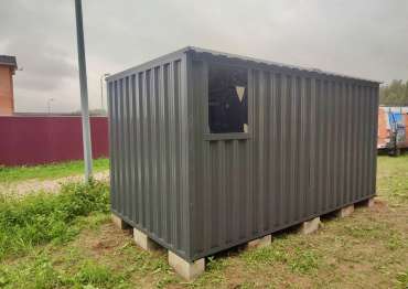 Функциональный хозблок для хранения в графитовом цвете в едином стиле с домом в КП Цветочный 2, Краснопахорское поселение, МО 