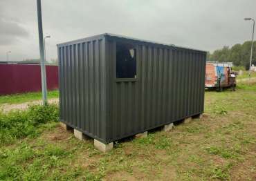 Удобный хозблок для хранения в графитовом цвете в едином стиле с домом в КП Цветочный 2, Краснопахорское поселение, МО 