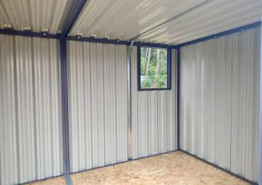 Блестящий хозблок для хранения в графитовом цвете в едином стиле с домом в КП Цветочный 2, Краснопахорское поселение, МО 