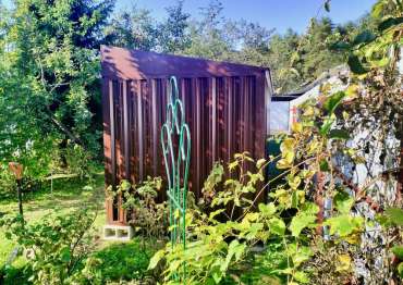 Компактный хозблок для хранения садовой техники в шоколадном цвете в СНТ Ясная поляна, Раменский р-н, МО