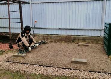 Площадка под компактный хозблок для личных вещей в сочном зеленом цвете в дер. Малые Горки, Наро-Фоминский р-н, МО