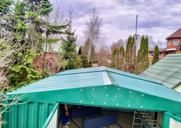 Современный хозблок для хранения инвентаря в ярком зеленом цвете в дер. Жостово, Мытищинский р-н, МО