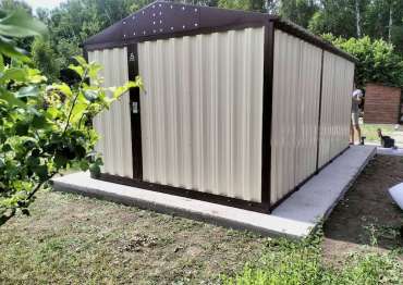 Яркий гараж в с. Башино, Ясногорский р-н, Тульская обл.