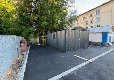 Современный хозблок для инвентаря в антрацитовом цвете на территорию колледжа, г. Москва