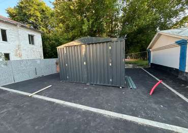 Вместительный хозблок для инвентаря в антрацитовом цвете на территорию колледжа, г. Москва