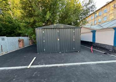 Универсальный хозблок для инвентаря в антрацитовом цвете на территорию колледжа, г. Москва