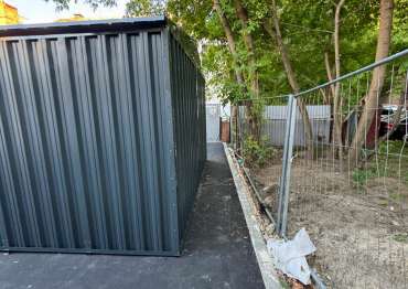 Универсальный хозблок для инвентаря в антрацитовом цвете на территорию колледжа, г. Москва