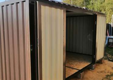 Вместительный хозблок с боковыми воротами для садового инвентаря в серо-коричневом цвете в дер. Гальчино, г.о. Домодедово, МО