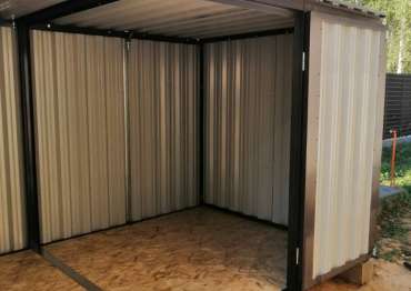 Надёжный хозблок для заказчика с боковыми воротами и плоской крышей для садового инвентаря в серо-коричневом цвете в дер. Гальчино, г.о. Домодедово, МО