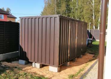 Современный хозблок для заказчика с боковыми воротами и плоской крышей для садового инвентаря в серо-коричневом цвете в дер. Гальчино, г.о. Домодедово, МО