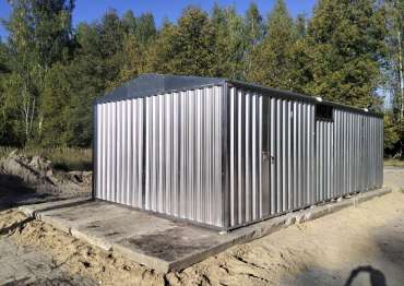 Современный автомобильный гараж с двускатной крышей в цинковом цвете в дер. Краснораменье, Камешковский р-н, Владимирская обл.