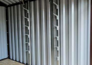 Функциональный хозблок с двускатной крышей для хранения садового инвентаря и техники в шоколадном цвете в СНТ Сосновый Бор, Богородский р-н, МО