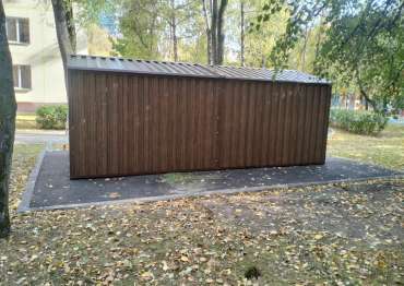 Стильный хозблок для заказчика с двускатной крышей для хозяйственных вещей в расцветке "под дерево" на территорию центра детского творчества, г. Москва