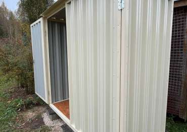 Дровница с плоской крышей и распашными воротами в дер. Бортнево, г.о. Домодедово, МО