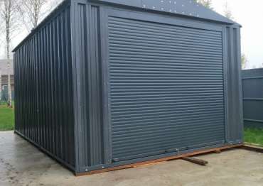 Гараж с двускатной крышей, дверью и рольставнями в дер. Соснино, Волоколамский г.о., МО