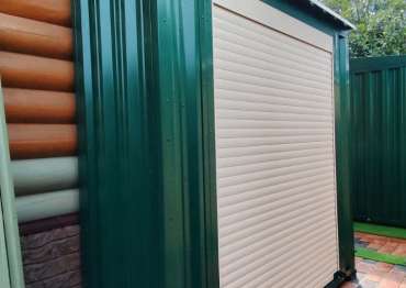 Дровница в двойной расцветке в дер. Лужки, Краснопахорский р-н, Троицкий адм.окр, г. Москва