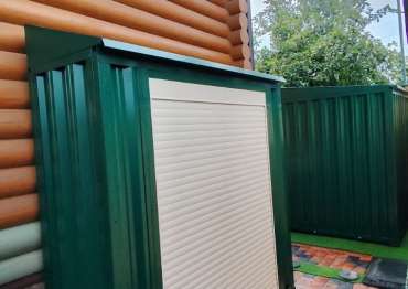 Яркая дровница в дер. Лужки, Краснопахорский р-н, Троицкий адм.окр, г. Москва